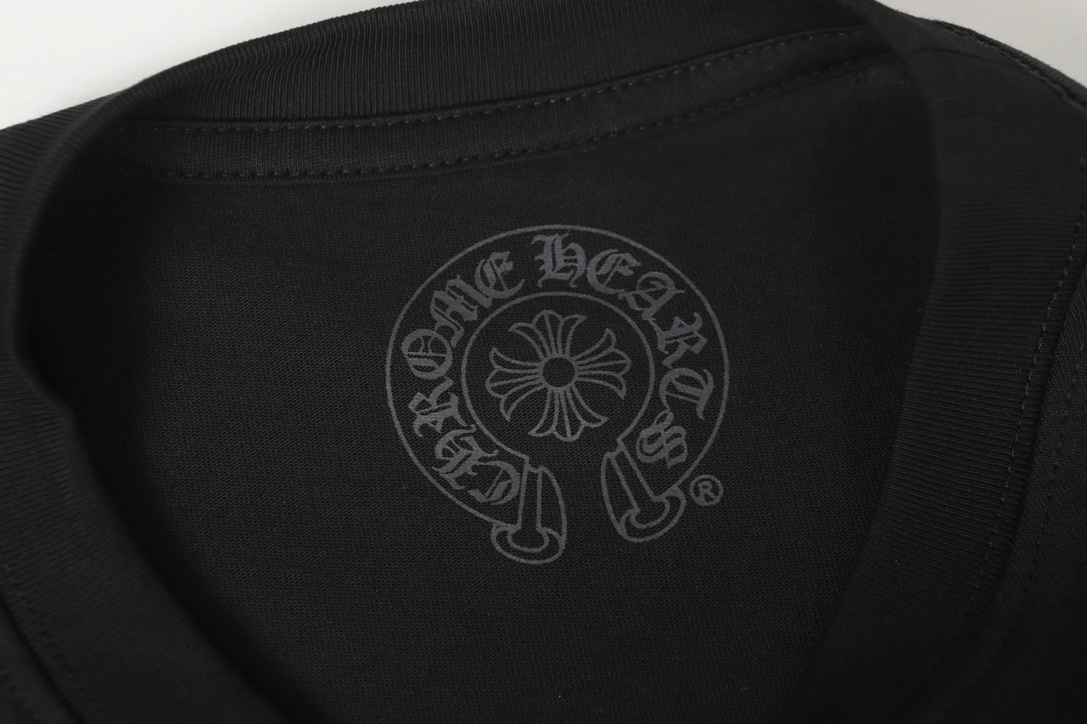 P160 Cross-border model. Please do not place an order if you pursue perfection. -Chrome Hearts/Chrome Hearts 23ss white horseshoe Sanskrit printed popular long-sleeved T-shirt -High weight, high density and high quality. The wool is soft, delicate and skin-friendly. It feels soft and silky. It has excellent warmth and skin-friendly properties.